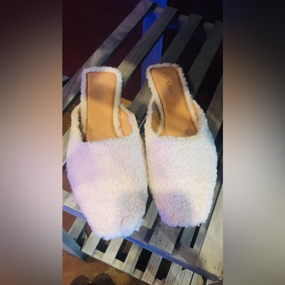 Cozy Cream Fuzzy Slippers